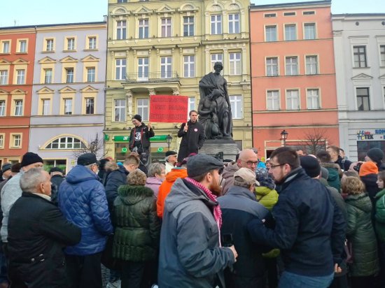 W demonstracji zorganizowanej 9 lutego na noworudzkim Rynku, wzięli udział Robert Biedroń oraz posłowie Adrian Zandberg i Marek Dyduch oraz Agnieszka Dziemianowicz-Bąk.