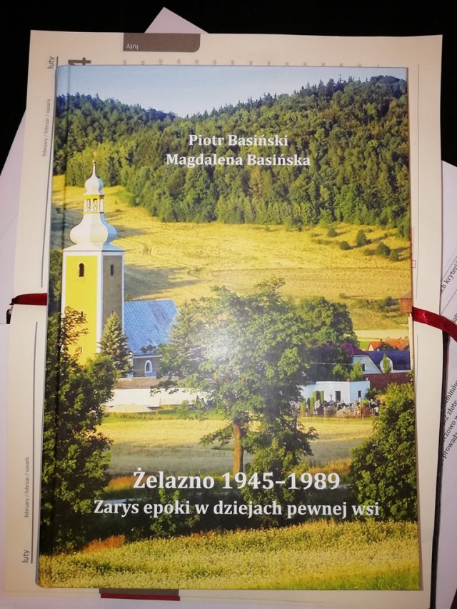 Zarys epoki w dziejach pewnej wsi”, autorstwa Piotra Basińskiego i jego mamy Magdaleny Basińskiej.