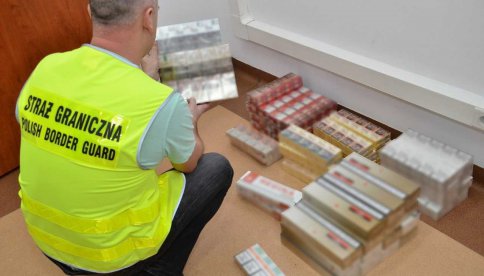 ujawnili 550 paczek papierosów bez polskich znaków akcyzy skarbowej.