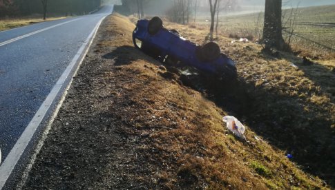 Kierujący samochodem marki Skoda, 25-letni mieszkaniec woj. opolskiego nie dostosował prędkości do warunków panujących na drodze