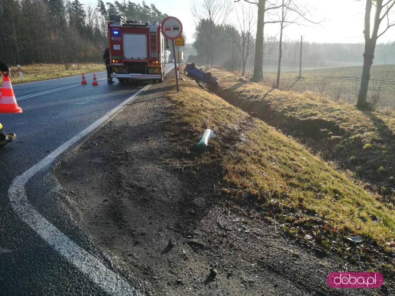 Kierujący samochodem marki Skoda, 25-letni mieszkaniec woj. opolskiego nie dostosował prędkości do warunków panujących na drodze