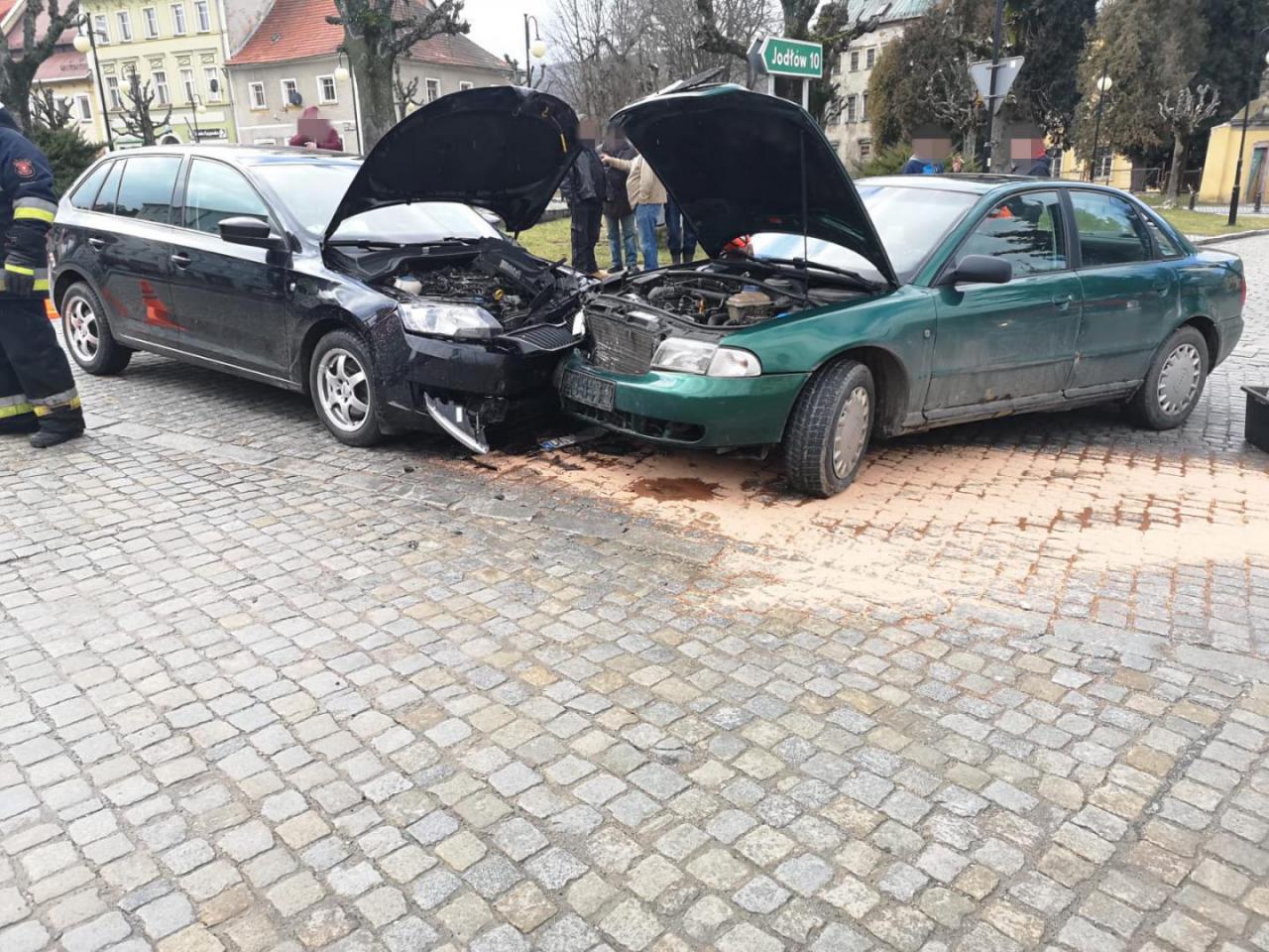 Wypadek dwóch osobówek w Międzylesiu 