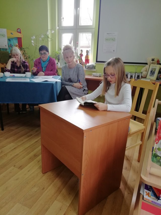 Do przesłuchań w bibliotece w Szalejowie Górnym przystąpiły 64 osoby z siedmiu szkół podstawowych z terenu gminy Kłodzko