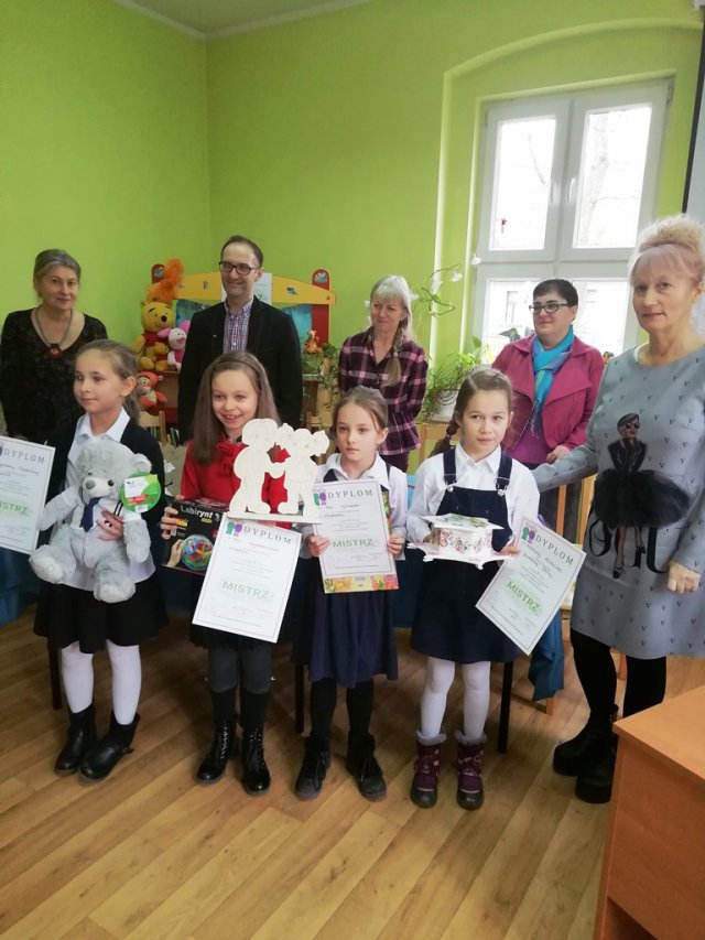 Do przesłuchań w bibliotece w Szalejowie Górnym przystąpiły 64 osoby z siedmiu szkół podstawowych z terenu gminy Kłodzko