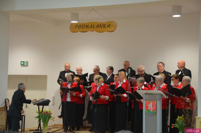 Seniorzy z terenu gminy Kłodzko mogą już bezpłatnie odebrać Ogólnopolską Kartę Seniora
