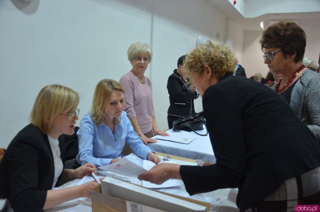 Seniorzy z terenu gminy Kłodzko mogą już bezpłatnie odebrać Ogólnopolską Kartę Seniora