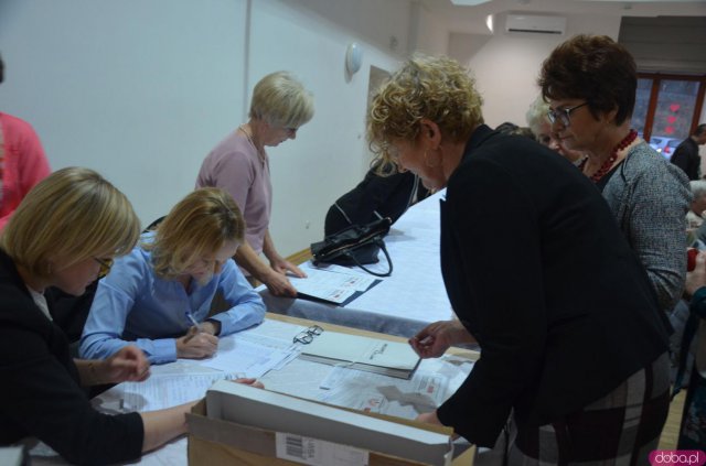 Seniorzy z terenu gminy Kłodzko mogą już bezpłatnie odebrać Ogólnopolską Kartę Seniora