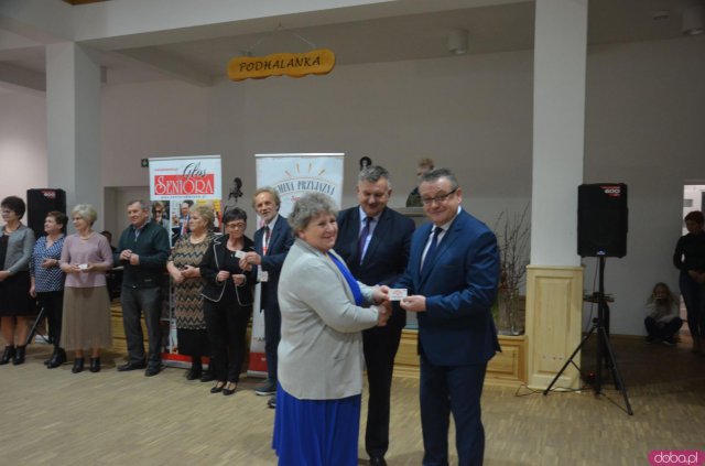 Seniorzy z terenu gminy Kłodzko mogą już bezpłatnie odebrać Ogólnopolską Kartę Seniora