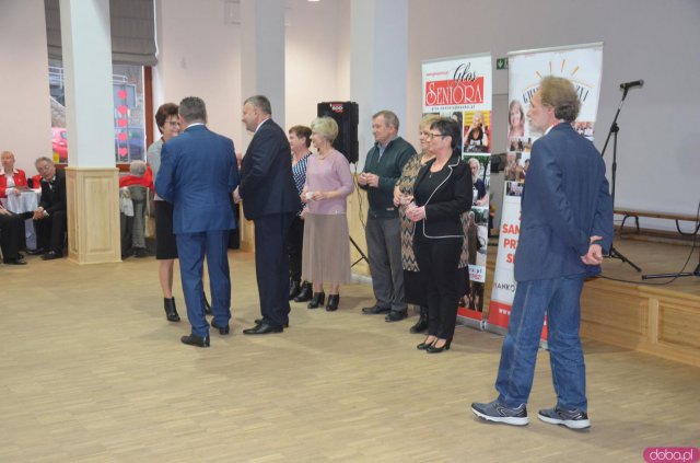 Seniorzy z terenu gminy Kłodzko mogą już bezpłatnie odebrać Ogólnopolską Kartę Seniora