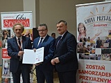 Seniorzy z terenu gminy Kłodzko mogą już bezpłatnie odebrać Ogólnopolską Kartę Seniora