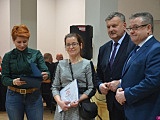 Seniorzy z terenu gminy Kłodzko mogą już bezpłatnie odebrać Ogólnopolską Kartę Seniora