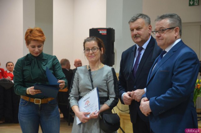 Seniorzy z terenu gminy Kłodzko mogą już bezpłatnie odebrać Ogólnopolską Kartę Seniora