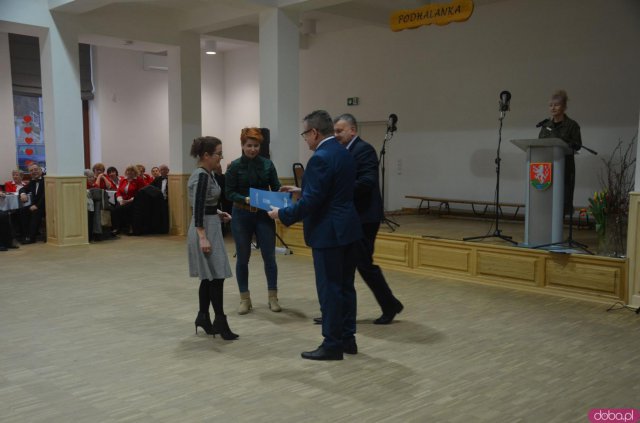 Seniorzy z terenu gminy Kłodzko mogą już bezpłatnie odebrać Ogólnopolską Kartę Seniora