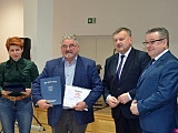 Seniorzy z terenu gminy Kłodzko mogą już bezpłatnie odebrać Ogólnopolską Kartę Seniora