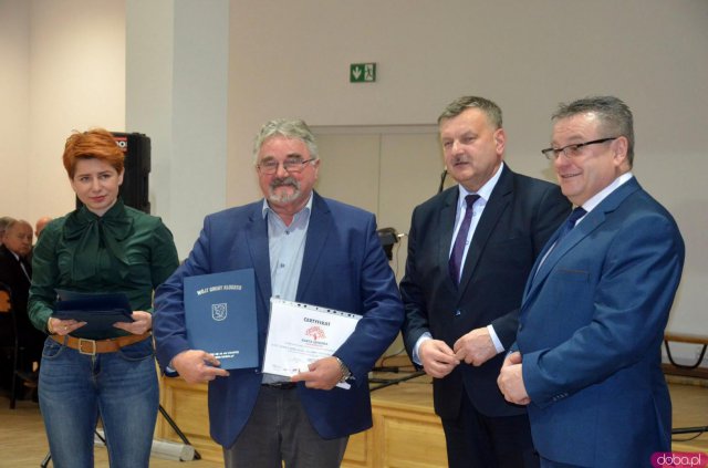 Seniorzy z terenu gminy Kłodzko mogą już bezpłatnie odebrać Ogólnopolską Kartę Seniora