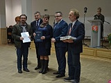 Seniorzy z terenu gminy Kłodzko mogą już bezpłatnie odebrać Ogólnopolską Kartę Seniora