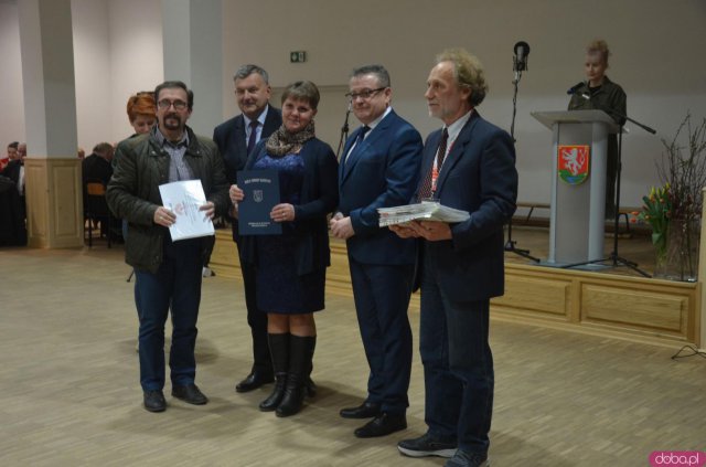 Seniorzy z terenu gminy Kłodzko mogą już bezpłatnie odebrać Ogólnopolską Kartę Seniora