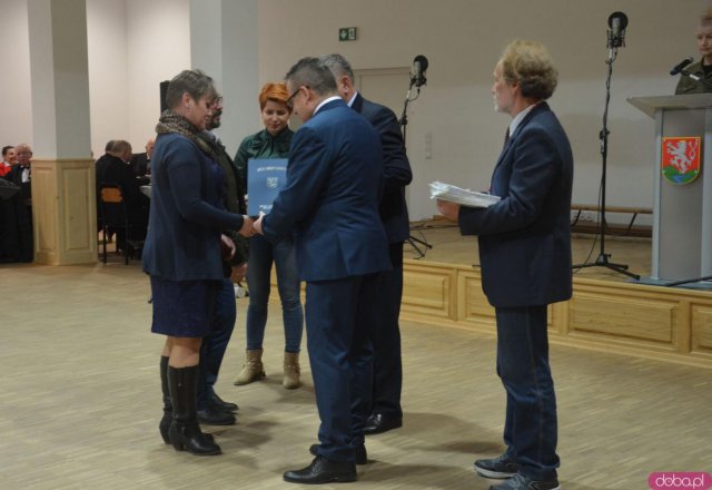 Seniorzy z terenu gminy Kłodzko mogą już bezpłatnie odebrać Ogólnopolską Kartę Seniora