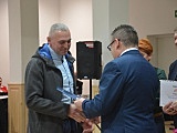 Seniorzy z terenu gminy Kłodzko mogą już bezpłatnie odebrać Ogólnopolską Kartę Seniora