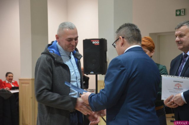 Seniorzy z terenu gminy Kłodzko mogą już bezpłatnie odebrać Ogólnopolską Kartę Seniora