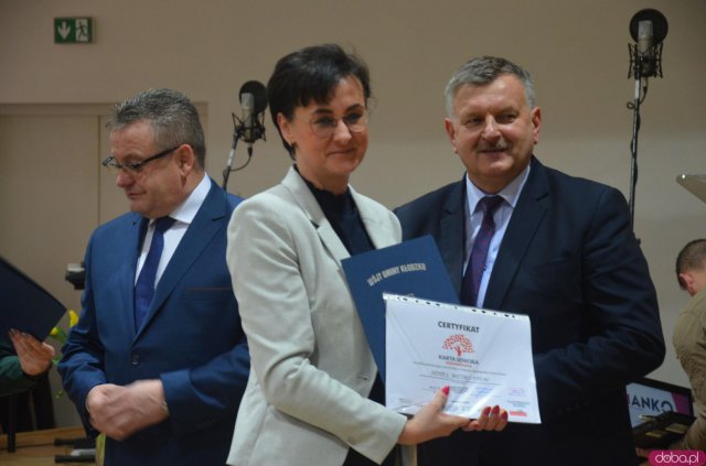Seniorzy z terenu gminy Kłodzko mogą już bezpłatnie odebrać Ogólnopolską Kartę Seniora