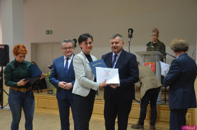 Seniorzy z terenu gminy Kłodzko mogą już bezpłatnie odebrać Ogólnopolską Kartę Seniora
