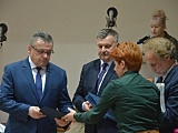 Seniorzy z terenu gminy Kłodzko mogą już bezpłatnie odebrać Ogólnopolską Kartę Seniora