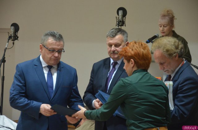 Seniorzy z terenu gminy Kłodzko mogą już bezpłatnie odebrać Ogólnopolską Kartę Seniora