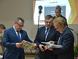 Seniorzy z terenu gminy Kłodzko mogą już bezpłatnie odebrać Ogólnopolską Kartę Seniora