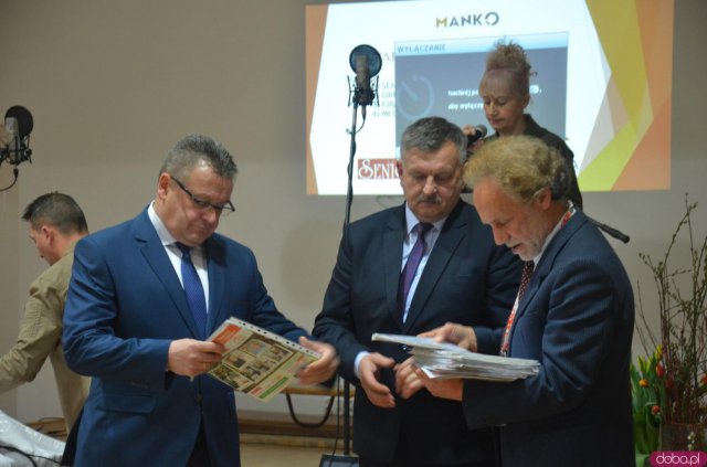 Seniorzy z terenu gminy Kłodzko mogą już bezpłatnie odebrać Ogólnopolską Kartę Seniora
