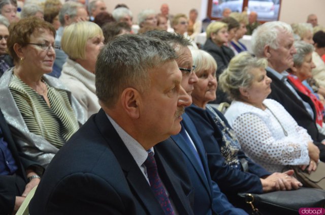 Seniorzy z terenu gminy Kłodzko mogą już bezpłatnie odebrać Ogólnopolską Kartę Seniora