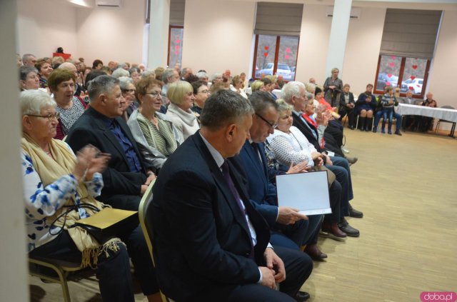 Seniorzy z terenu gminy Kłodzko mogą już bezpłatnie odebrać Ogólnopolską Kartę Seniora