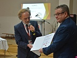 Seniorzy z terenu gminy Kłodzko mogą już bezpłatnie odebrać Ogólnopolską Kartę Seniora