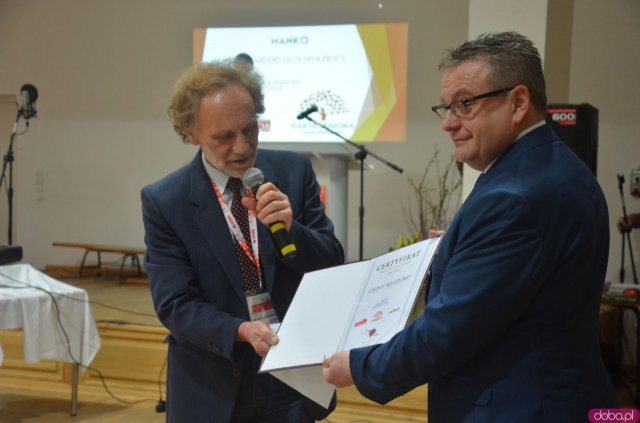 Seniorzy z terenu gminy Kłodzko mogą już bezpłatnie odebrać Ogólnopolską Kartę Seniora