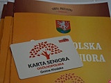 Seniorzy z terenu gminy Kłodzko mogą już bezpłatnie odebrać Ogólnopolską Kartę Seniora