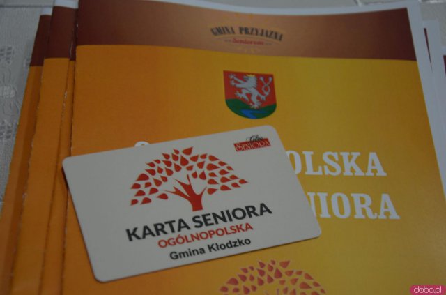 Seniorzy z terenu gminy Kłodzko mogą już bezpłatnie odebrać Ogólnopolską Kartę Seniora