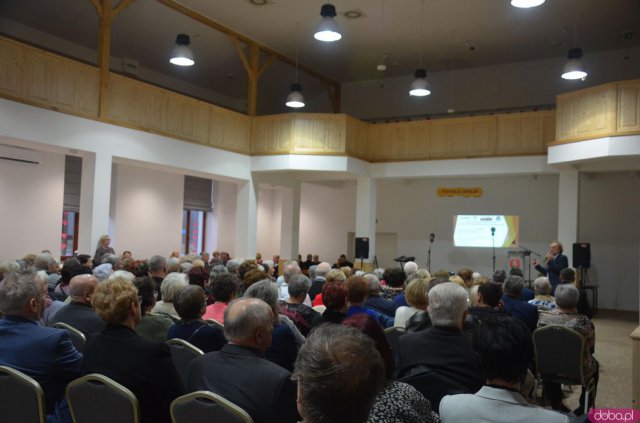 Seniorzy z terenu gminy Kłodzko mogą już bezpłatnie odebrać Ogólnopolską Kartę Seniora