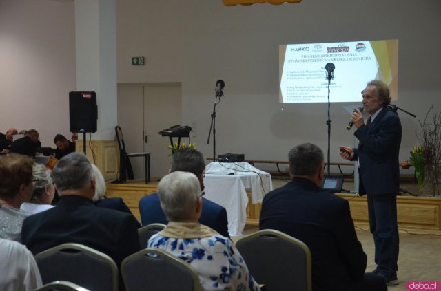 Seniorzy z terenu gminy Kłodzko mogą już bezpłatnie odebrać Ogólnopolską Kartę Seniora