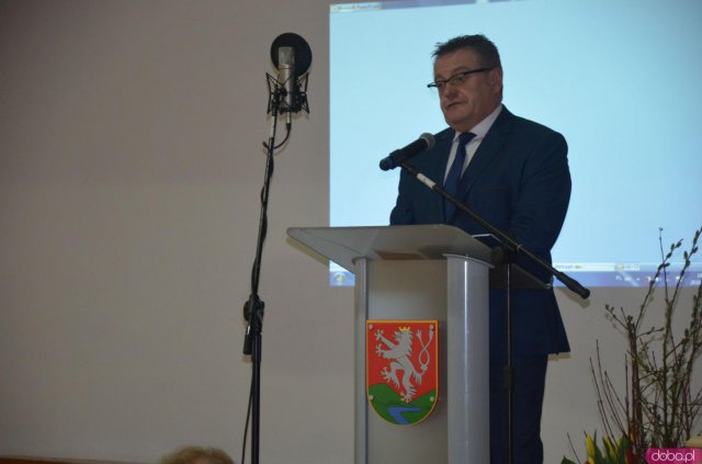Seniorzy z terenu gminy Kłodzko mogą już bezpłatnie odebrać Ogólnopolską Kartę Seniora