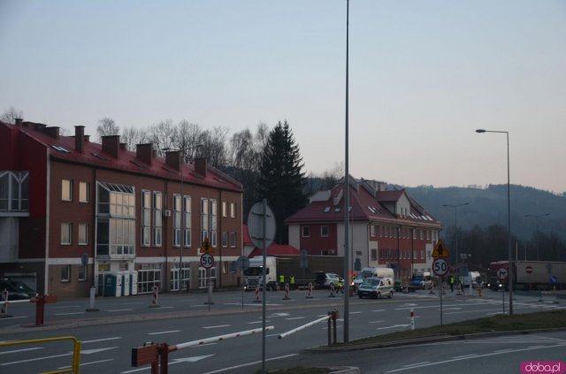 18 marca na godz. 7.00 szacunkowy czas oczekiwania na przekroczenie granicy wynosił tam ok. 5 godzin. 