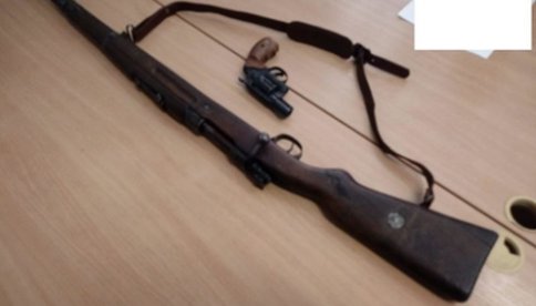 Policjanci z Komisariatu w Bystrzycy Kłodzkiej zatrzymali podejrzanego o nielegalne posiadanie broni i amunicji.