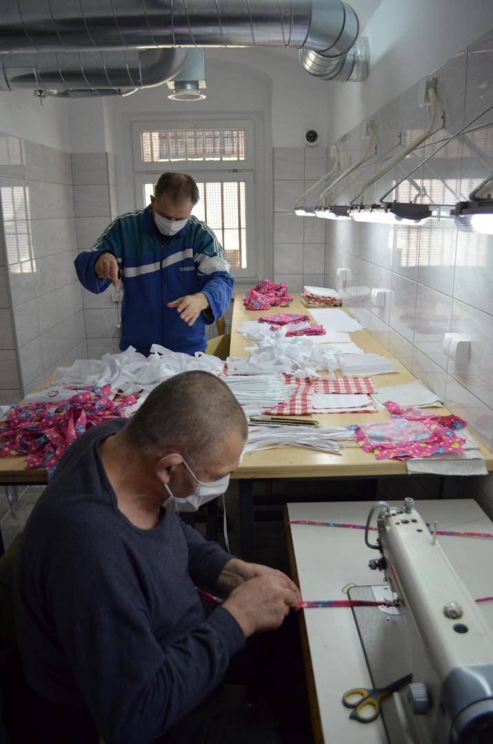 Aktualnie kilku więźniów wytwarza maseczki ochronne, docelowo projekt ten zakłada również produkcję fartuchów