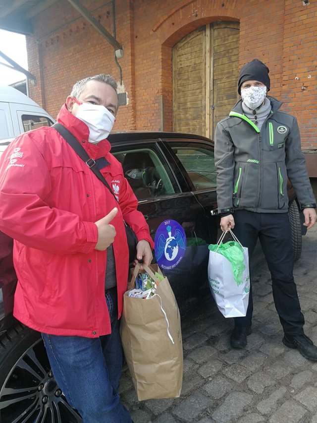 Grupa szyjących z dnia na dzień jest coraz wieksza. Zawzyczaj są to panie jednak zdarza się, że do maszyny siadają również panowie