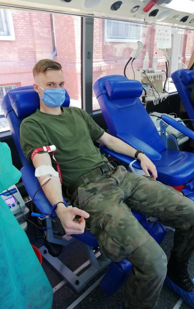 Żołnierze 16 Dolnośląskiej Brygady Obrony Terytorialnej wraz z podchorążymi z Akademii Wojsk Lądowych odpowiadają na apel 
