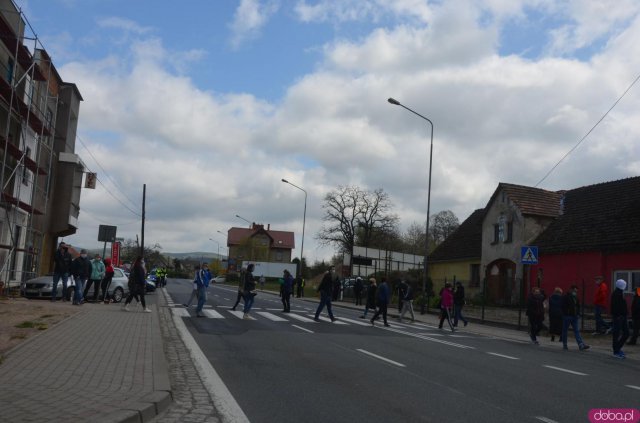 25 kwietnia klikadziesiąt osób pojawiło się na przejściu granicznym Kudowa Słone - Nachod, by zwrócić uwagę na swój problem. 