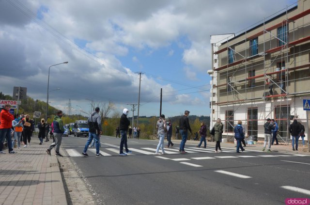 25 kwietnia klikadziesiąt osób pojawiło się na przejściu granicznym Kudowa Słone - Nachod, by zwrócić uwagę na swój problem. 