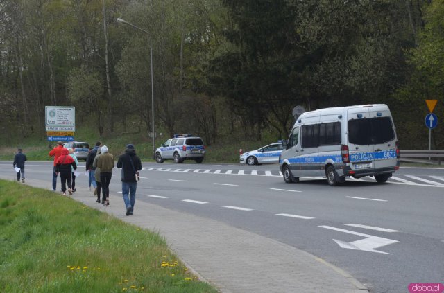 25 kwietnia klikadziesiąt osób pojawiło się na przejściu granicznym Kudowa Słone - Nachod, by zwrócić uwagę na swój problem. 