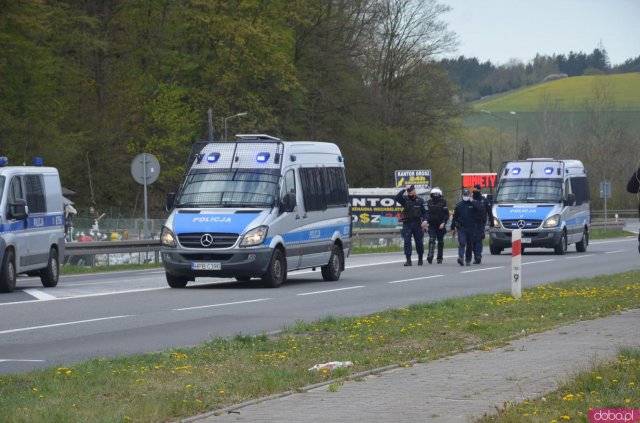 25 kwietnia klikadziesiąt osób pojawiło się na przejściu granicznym Kudowa Słone - Nachod, by zwrócić uwagę na swój problem. 