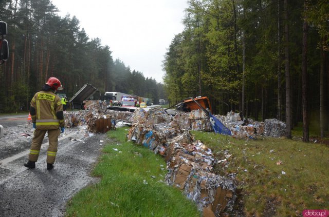 Ciężarówka w rowie na dk8 między Szczytną a Polanicą