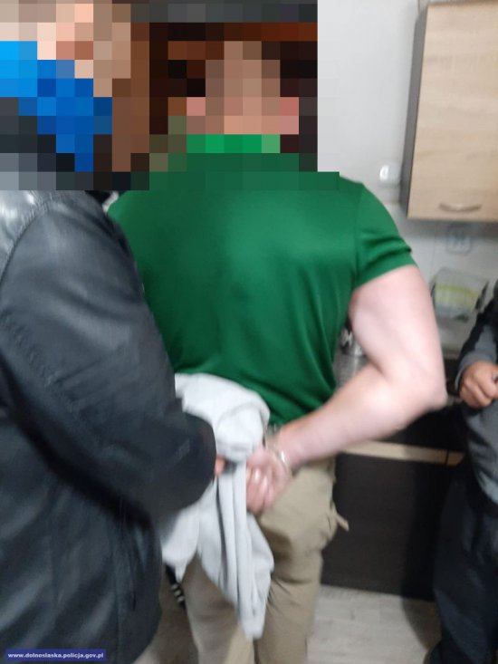 Funkcjonariusze rozbili 5 - osobową grupę przestępczą zajmującą się wprowadzaniem do obrotu znacznych ilości środków odurzających